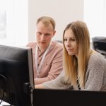 technicien de proximité aidant une utilisatrice avec son ordinateur