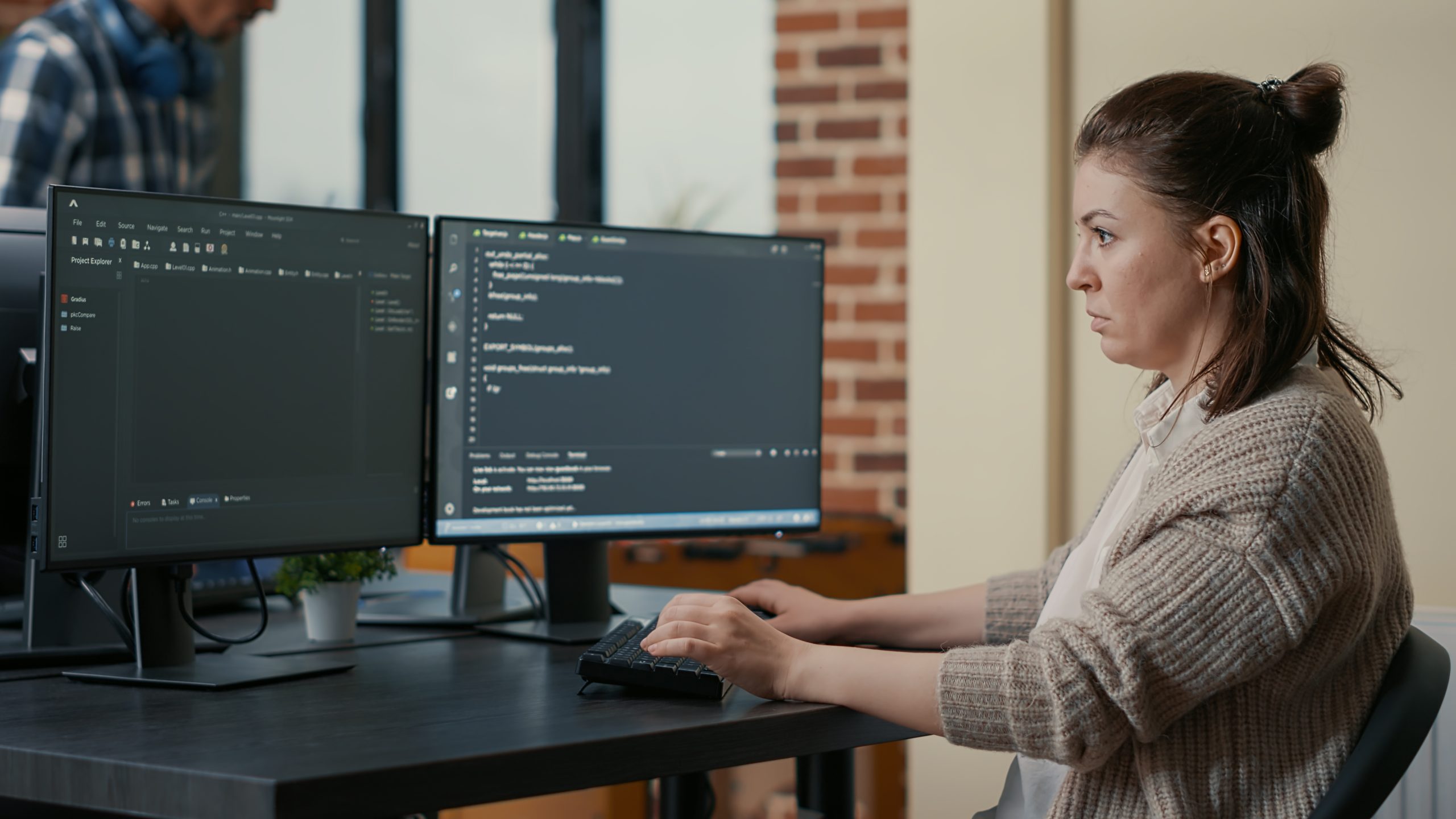 technicienne assurant l'intégration logicielle sur l'infrastructure du client