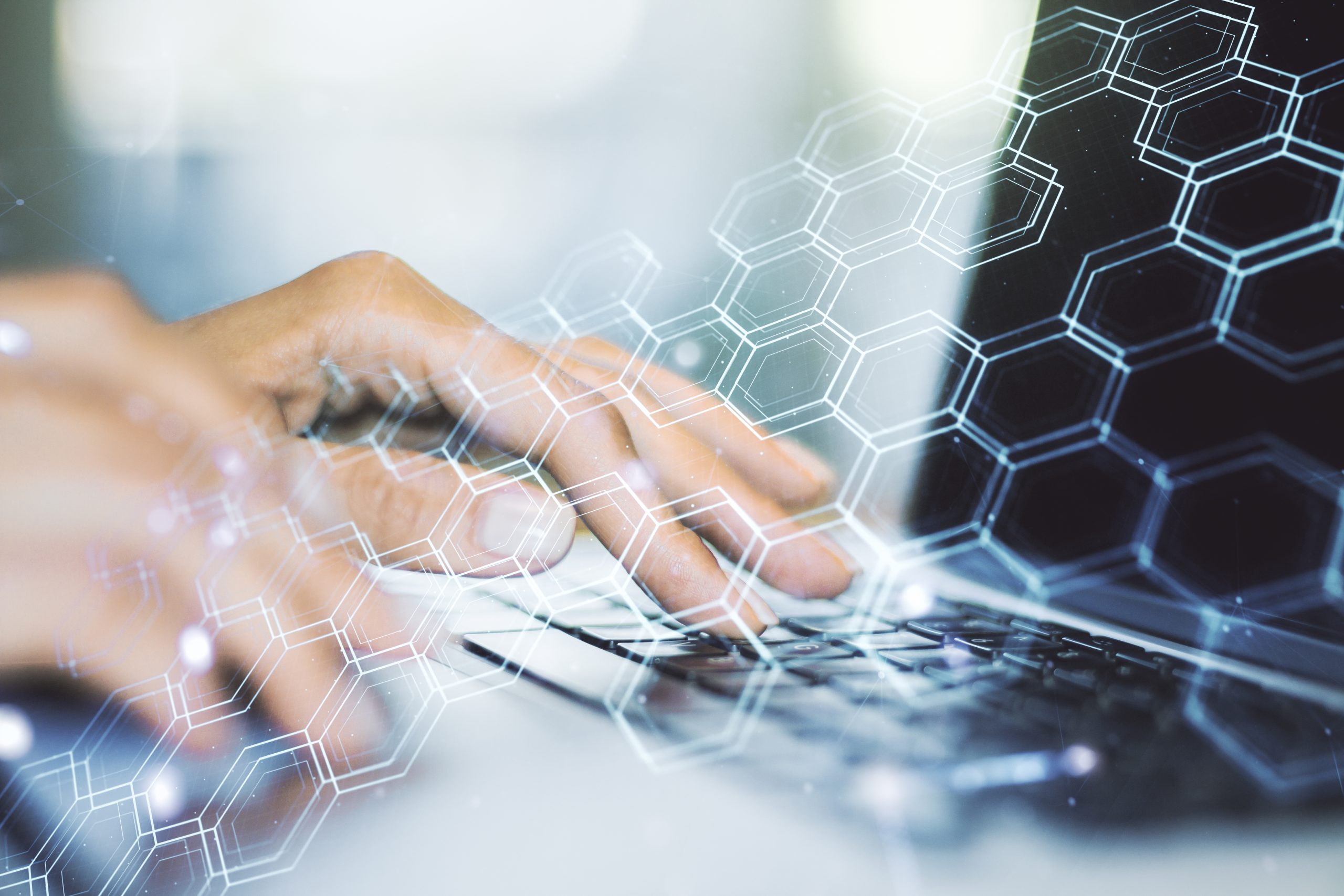 mains sur le clavier et ambiance numérique