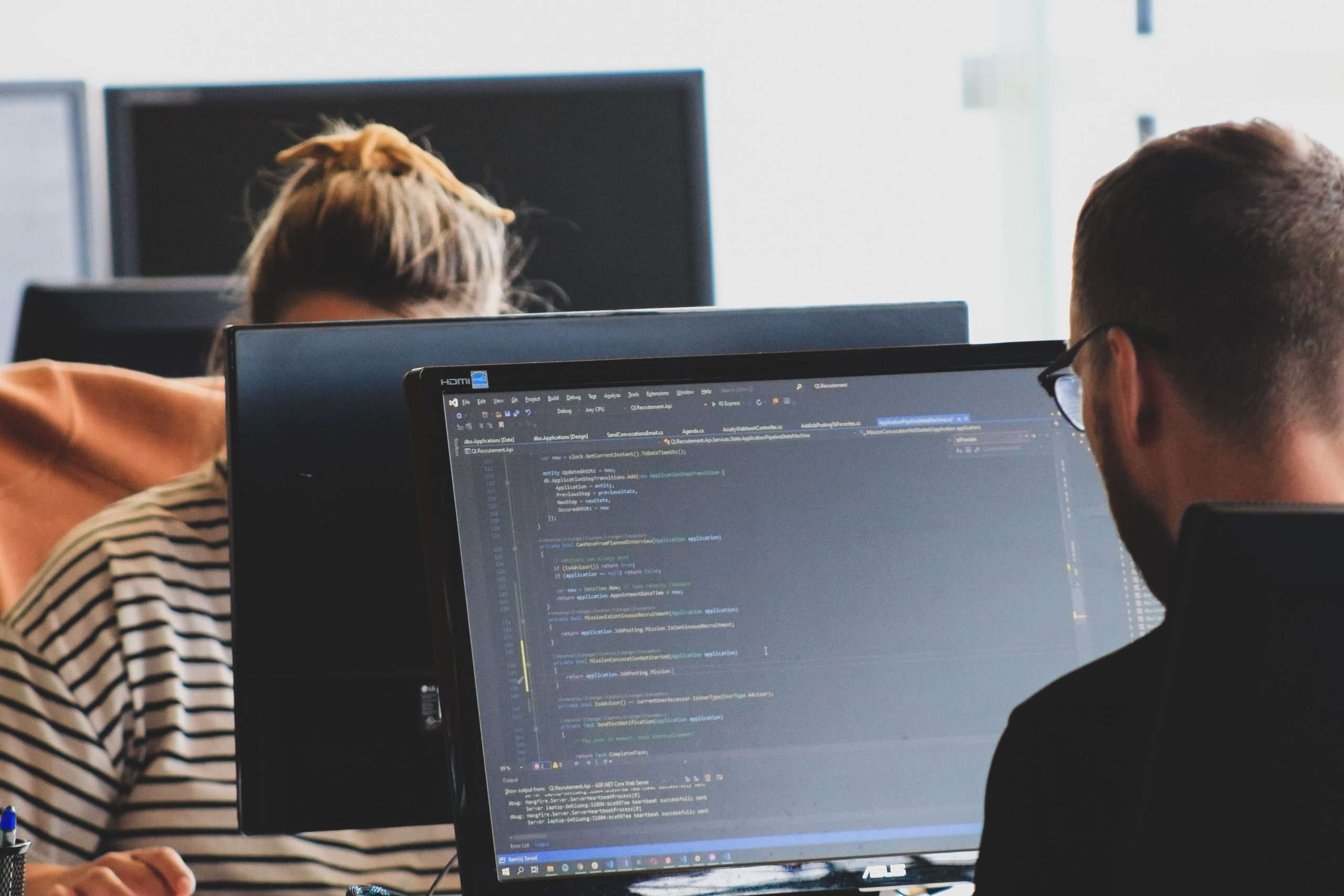 deux runners de l'équipe cyber analysant la sécurité des infrastructures clients