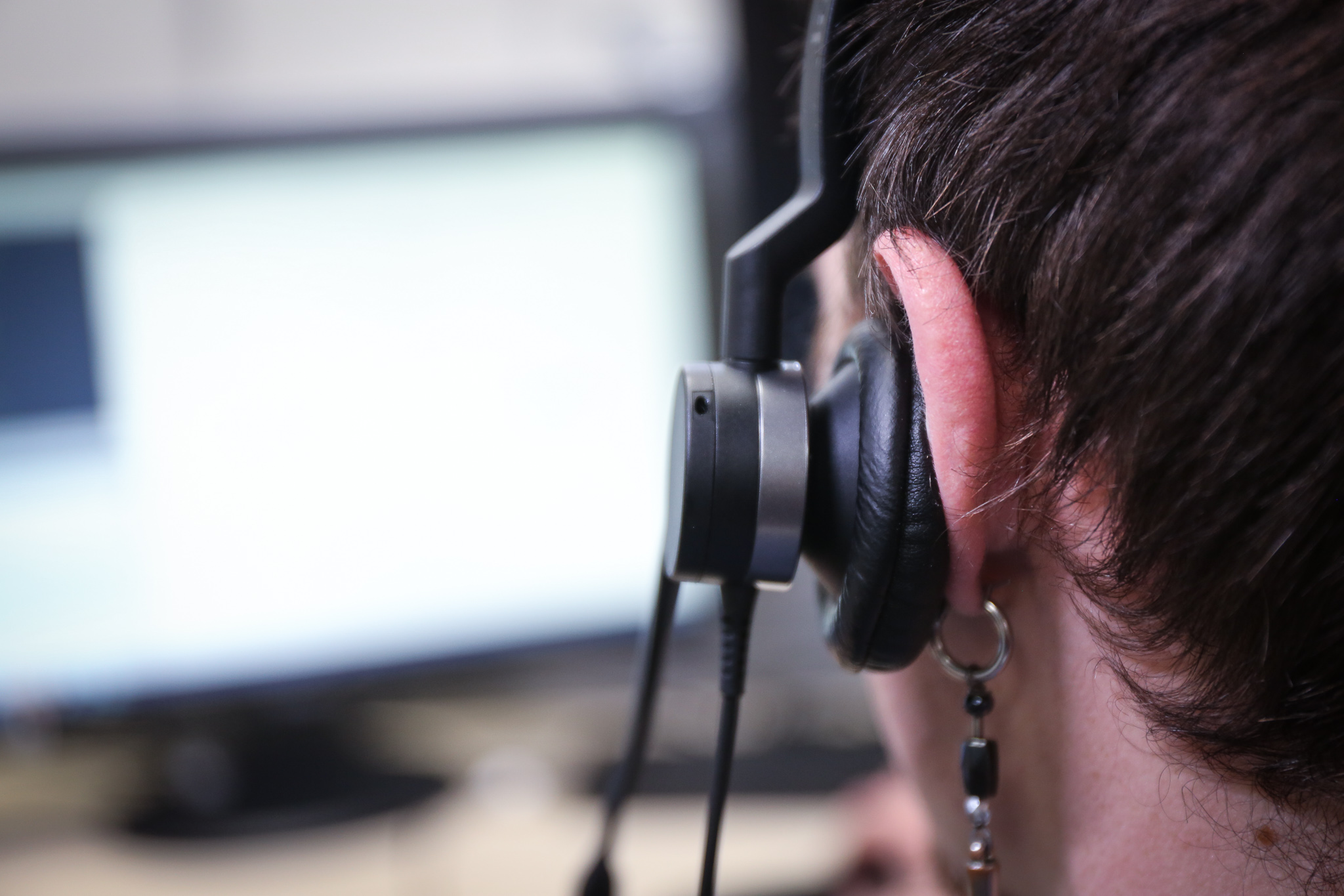 technicienne helpdesk au téléphone aidant un utilisateur