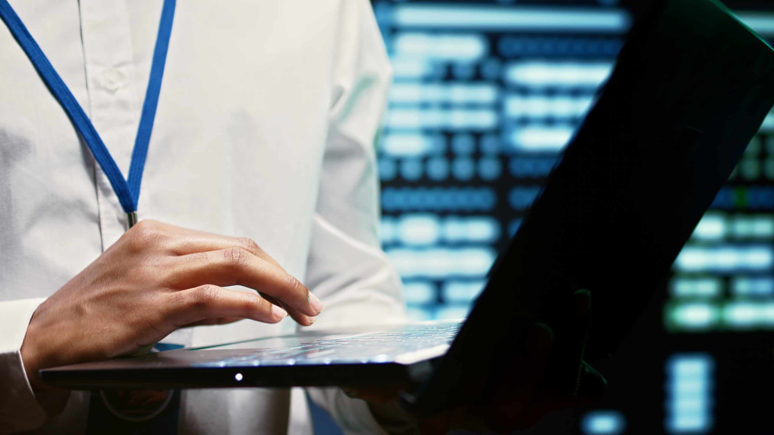 technicien tapant sur un clavier pour assurer l'intégration de la cybersécurité chez le client