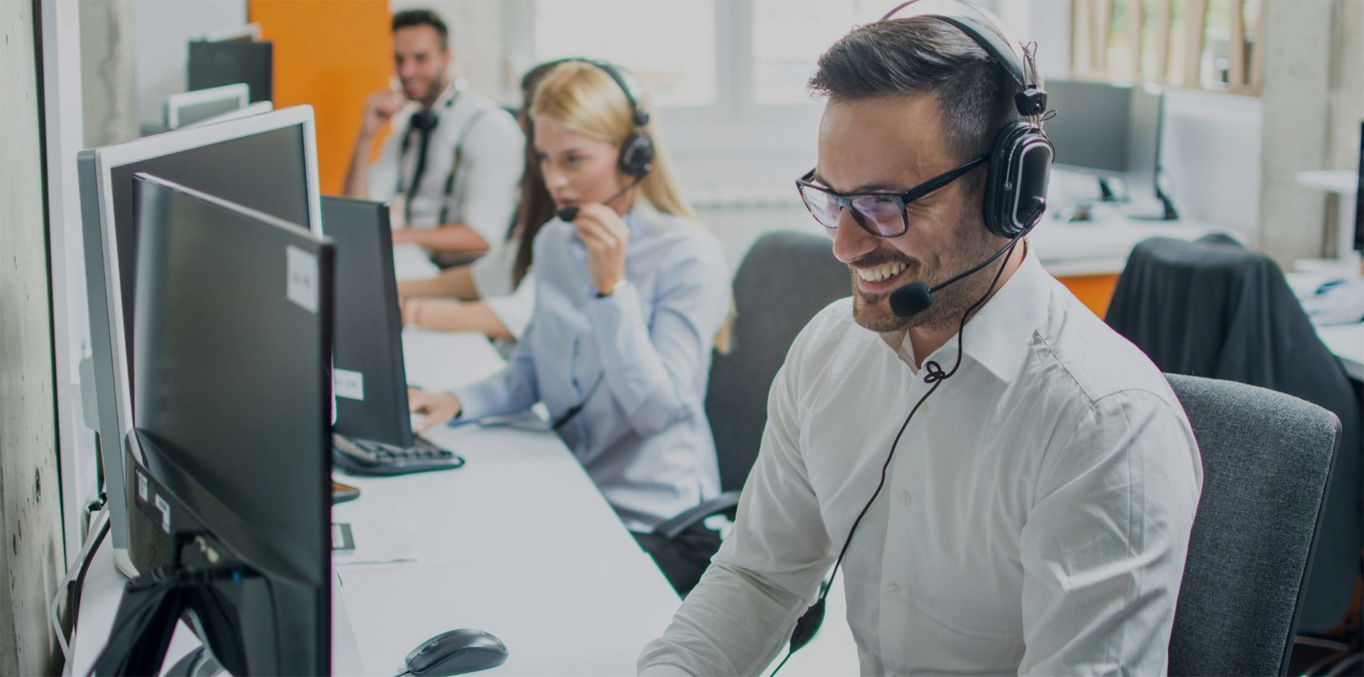 technicien helpdesk devant son ordinateur